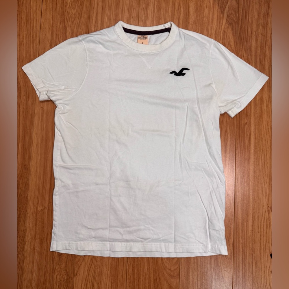 Hollister Men's Cream Short Sleeve Tee